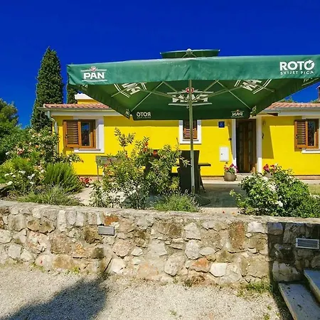 Holiday home Casa Bizzarra